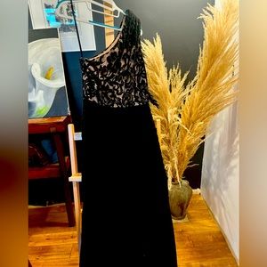 Cache off shoulder gown size 4